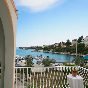 Laura Trogir